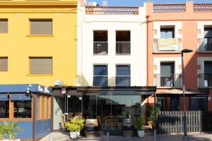 a restaurant in front of a building at Loft Los Caracoles in Palamós