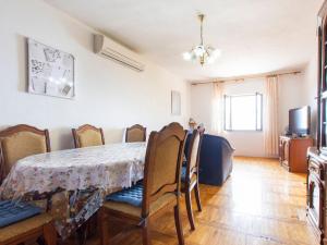 Μια τηλεόραση ή/και κέντρο ψυχαγωγίας στο Apartment in Tribalj with Sea View and Beach