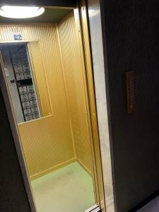 eine gelbe Fahrstuhltür in einem Gebäude mit Fenster in der Unterkunft Sparano Top Class 7 in Bari