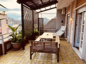 un balcone con panca e tavolo su un edificio di Sparano Top Class 7 a Bari