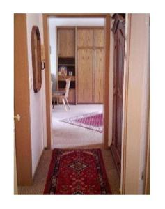 einen Flur mit einer Tür zum Wohnzimmer in der Unterkunft Sport Alpin Wohnung 1 in Oberstdorf