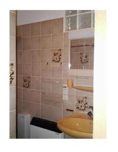 ein Badezimmer mit einem gelben Waschbecken und einem Spiegel in der Unterkunft Sport Alpin Wohnung 1 in Oberstdorf