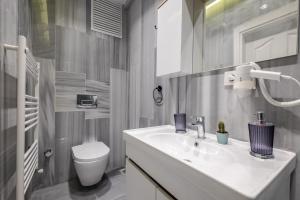 een badkamer met een witte wastafel en een toilet bij Pleasant in Istanbul