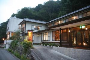 una casa con un vialetto di fronte di Ayameya Ryokan a Nakanojo