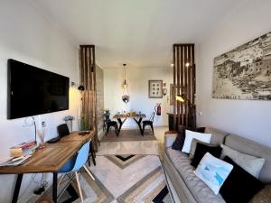 Albufeira Stylish by Homing في ألبوفيرا: غرفة معيشة مع أريكة وطاولة