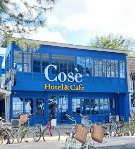 a blue building with bikes parked in front of it at Cosè Gili Beach Resort in Gili Trawangan