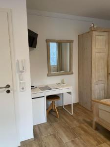 ein Badezimmer mit einem weißen Schreibtisch und einem Spiegel in der Unterkunft Tolles Apartment in idyllischer ruhiger Lage in Braunschweig