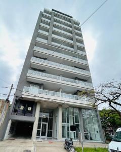 a tall building with a motorcycle parked in front of it at Five Moderno Depto. Ciudad de las Esculturas in Resistencia
