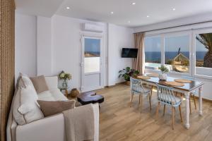 TV a/nebo společenská místnost v ubytování Peaceful Seafront Retreat in Santorini -Sonus Mare Beach Houses