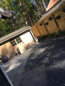 een huis met een garage naast een hek bij Het Veenhuisje in Norg