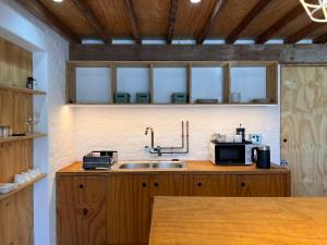 una cucina con lavandino e forno a microonde di GreenHouse APARTMENT a Mount Road