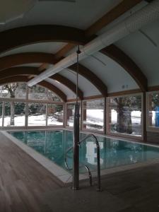 - une piscine intérieure dans un bâtiment avec fenêtres dans l'établissement Hotel Nuovo Parco, à Sestola