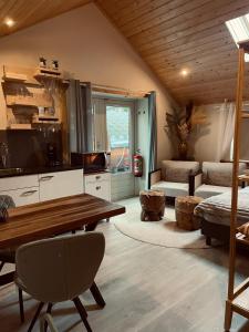 een woonkamer met een tafel en een bank bij Vakantiehuis de Heide in Bergen op Zoom
