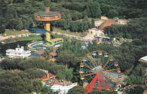un parque de atracciones con una noria y una montaña rusa en Charming Casa de Campo Madrid en Madrid