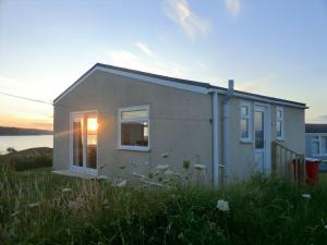 uma pequena casa no meio de um campo de relva em B44 Sea Urchin, Riviere Towans em Hayle