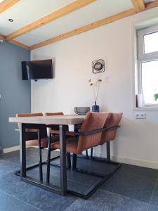 a dining room with a table and chairs at Vakantiewoning 't Molenhuisje Westkapelle in Westkapelle