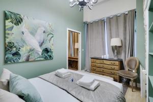 een slaapkamer met een bed met een dressoir en een stoel bij Cosy apartment 6P - Paris 5 in Parijs