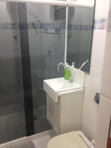 een badkamer met een toilet, een wastafel en een douche bij Studio Botafogo Beach in Rio de Janeiro