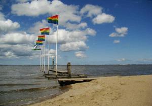 drie vlaggen op een dok op het strand bij Ferienhaus Leifert, FeWo Vermittlung Nordsee in Dangast