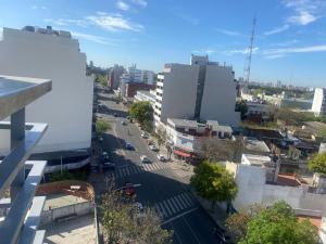 una vista aérea de una calle de la ciudad con edificios en Luminoso Monoambiente Triunvirato a 150 mts del metro B en Buenos Aires