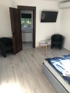 sala de estar con cama, mesa y sillas en Willa Euforia en Poznan