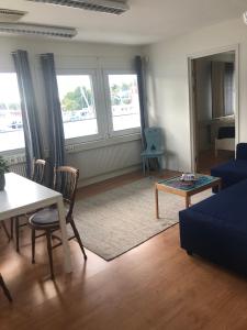 sala de estar con sofá azul y mesa en Apartments in Henån en Henån