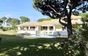 una casa con piscina en un patio en Azaleas by Check-in Portugal en Vilamoura