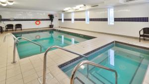 a large indoor pool with a swimming poolvisor at Prestige Inn Golden in Golden