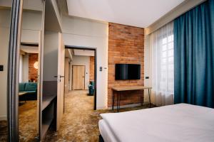 pokój hotelowy z łóżkiem i telewizorem w obiekcie Ruben Hotel Zielona Góra w Zielonej Górze