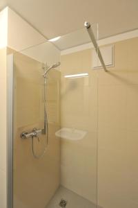 een badkamer met een douche en een wastafel bij Apartmenthaus Hafenspitze Ap 21, Blickrichtung Binnenhafen NordOffenes Meer - a72367 in Eckernförde