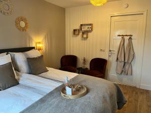 een slaapkamer met een bed met een kom erop bij Bed and Breakfast De Beekhoek in Glane