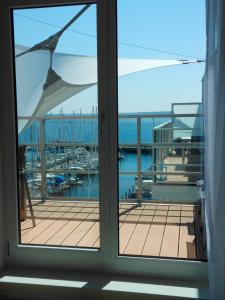 ein Fenster mit Blick auf den Yachthafen in der Unterkunft Apartmenthaus Hafenspitze  Ap 42 "Segler", mit Sauna, Blickrichtung offene See - a72332 in Eckernförde