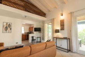 un soggiorno con un divano e un tavolo di Résidence Spelonca a Corbara