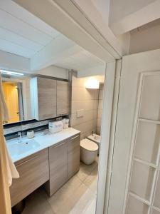 uma casa de banho com um lavatório, um WC e um espelho. em La dimora sul porto em Termoli