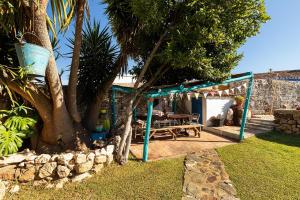 Salir的住宿－Casa do Torreão，带有野餐桌和树的房子