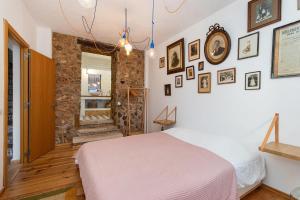 Un dormitorio con una cama y cuadros en la pared. en Casa do Torreão, en Salir 23 fotos más