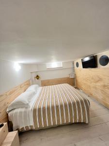 Tempat tidur dalam kamar di La dimora sul porto