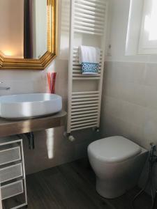 佛羅倫斯的住宿－Francarooms，浴室配有白色卫生间和盥洗盆。