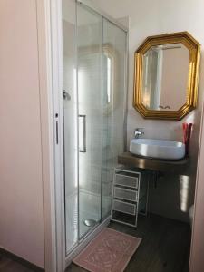 佛羅倫斯的住宿－Francarooms，带淋浴、水槽和镜子的浴室