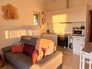 a living room with a couch and a kitchen at Herdade da Vagem in Rogil
