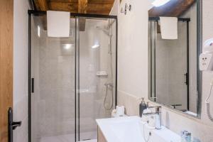 A bathroom at El Forn de Freixenet con servicios de un hotel