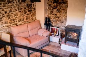 A seating area at El Forn de Freixenet con servicios de un hotel