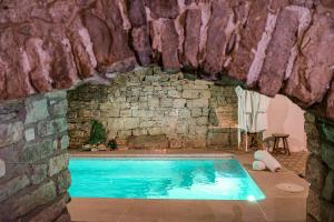 Bazén v ubytování El Forn de Freixenet con servicios de un hotel nebo v jeho okolí