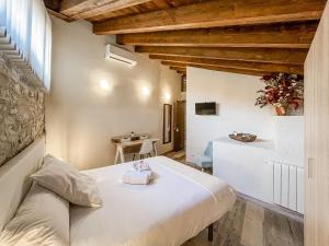 A bed or beds in a room at El Forn de Freixenet con servicios de un hotel