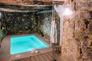The swimming pool at or close to El Forn de Freixenet con servicios de un hotel