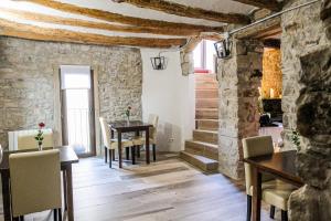 A seating area at El Forn de Freixenet con servicios de un hotel