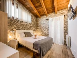 A bed or beds in a room at El Forn de Freixenet con servicios de un hotel