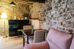 A seating area at El Forn de Freixenet con servicios de un hotel