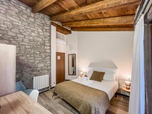 A bed or beds in a room at El Forn de Freixenet con servicios de un hotel