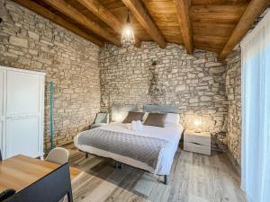 A bed or beds in a room at El Forn de Freixenet con servicios de un hotel